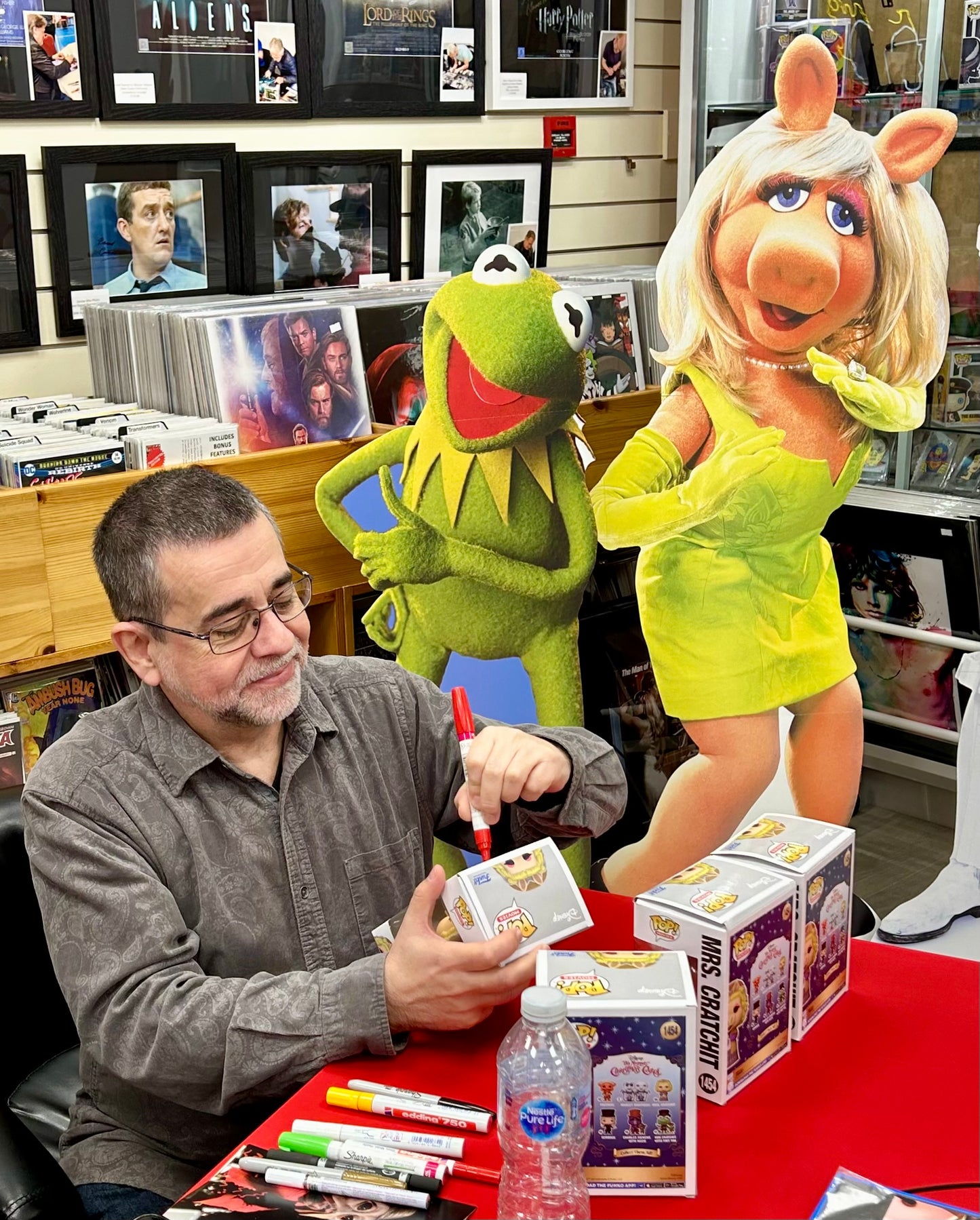 The Muppet Christmas Carol Mike Quinn Hand Signed Miss Piggy as Mrs. Cratchit 1454 Funko POP!
