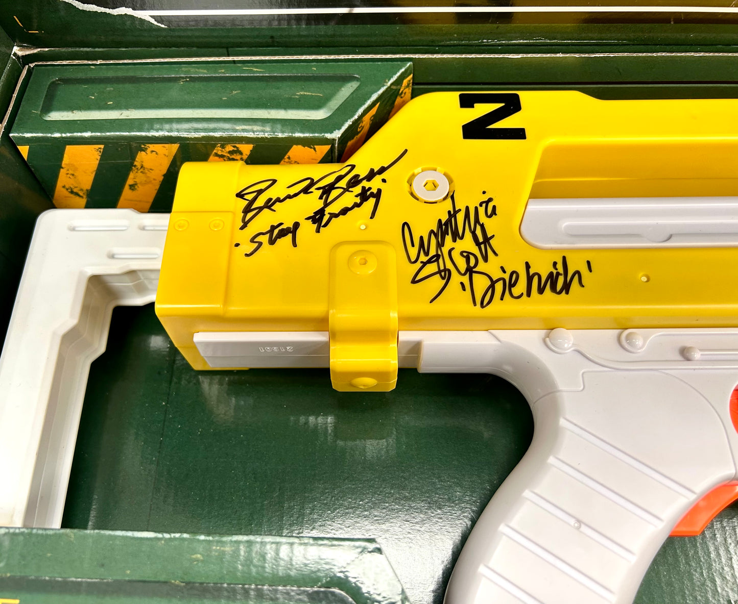 Aliens Cast Hand Signed NERF Limited Edition Hasbro Aliens M41-A Pulse Blaster F5729 Replica