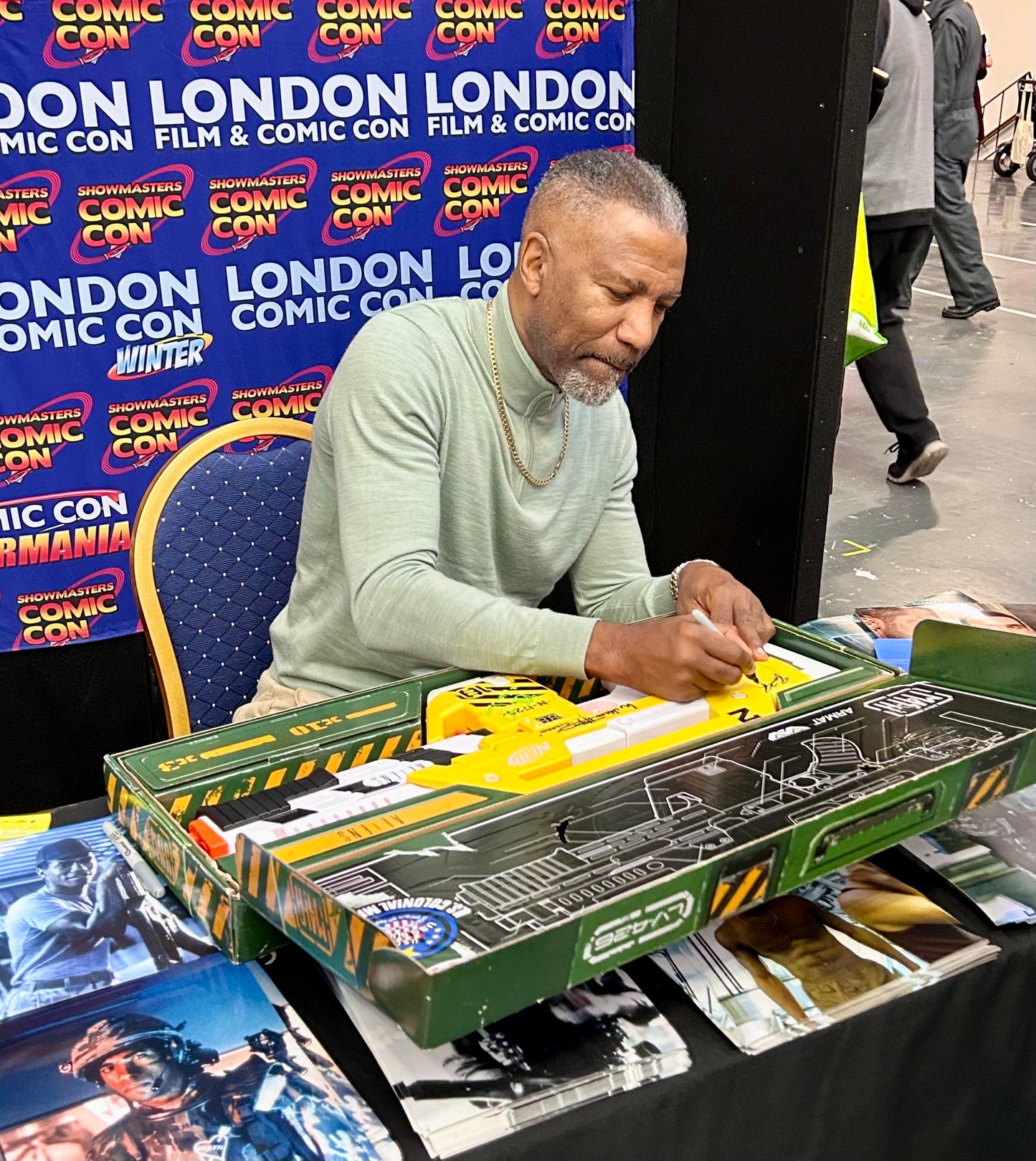 Aliens Cast Hand Signed NERF Limited Edition Hasbro Aliens M41-A Pulse Blaster F5729 Replica