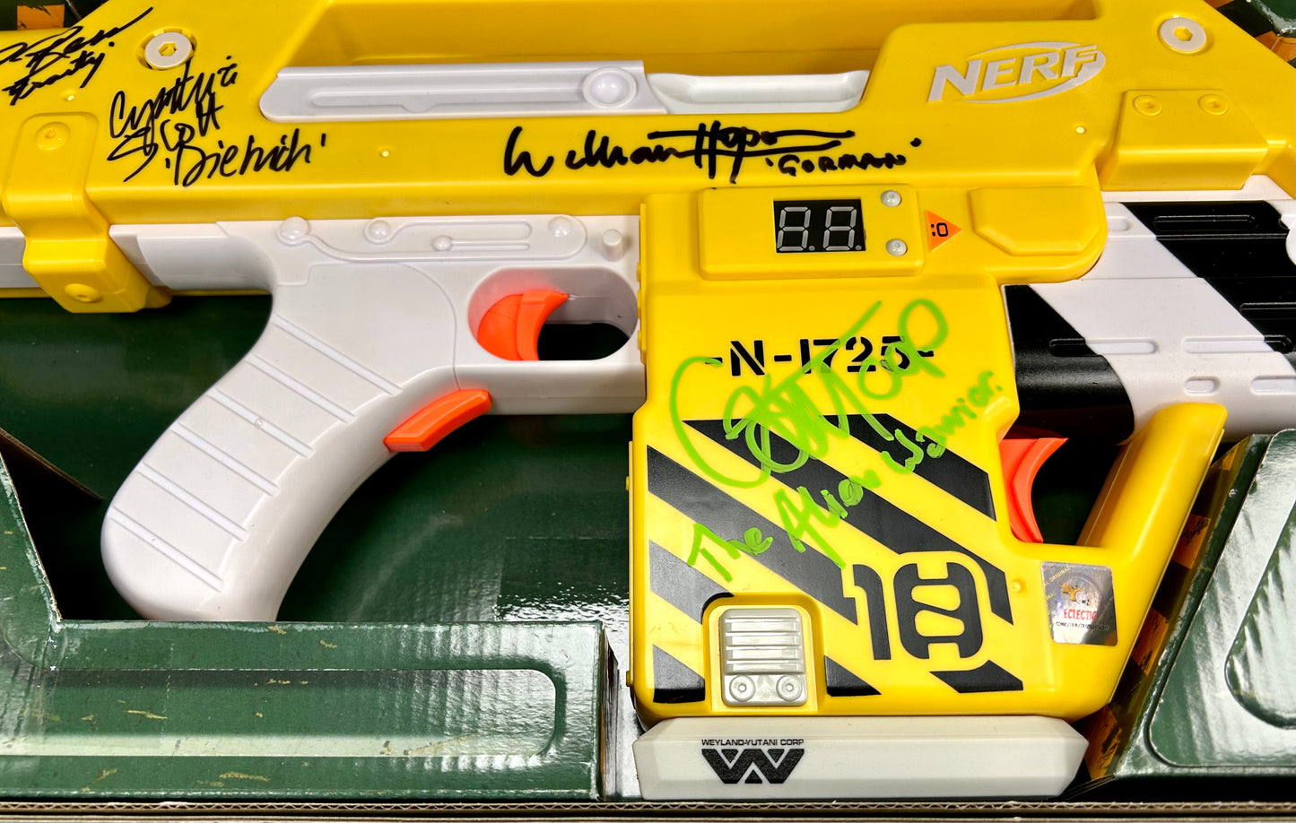 Aliens Cast Hand Signed NERF Limited Edition Hasbro Aliens M41-A Pulse Blaster F5729 Replica